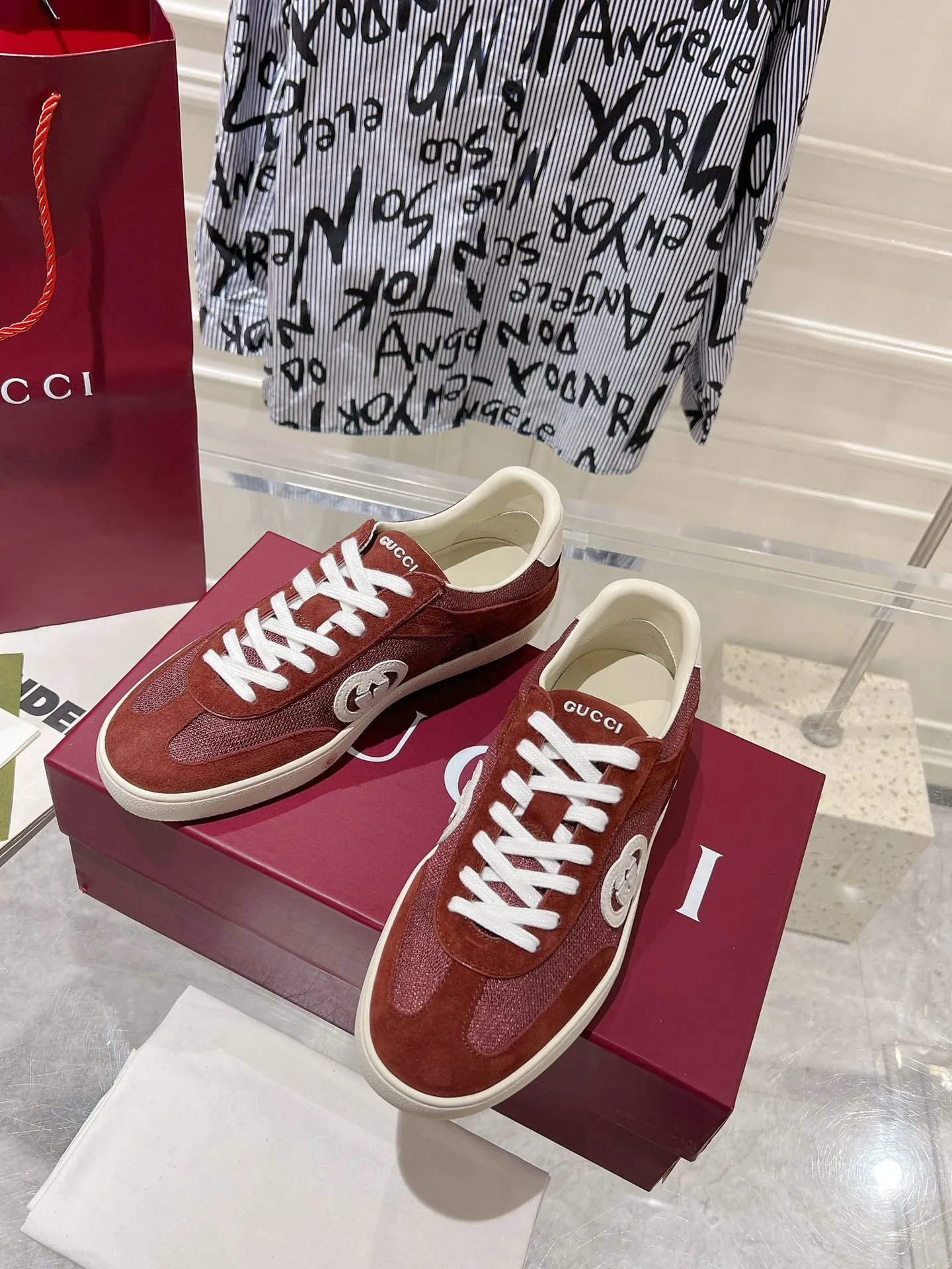 👟👟Ex-factory price 540👟👟Men's size +10 New upgraded version🔥Gucci 2024 new white shoes casual shoes hot recommendation, original TPU soles, original fabrics, original sheepskin lining sheepskin feet🔥Original cover craftsmanship is reproduced one to one! The pursuit of ultimate comfort! 🔥🔥 [Love] Fabric: Imported cow suede + mesh [Love] Packing: Counter-matched red shoe box ➕ Aviation airplane box [Love] Code number: 35-45